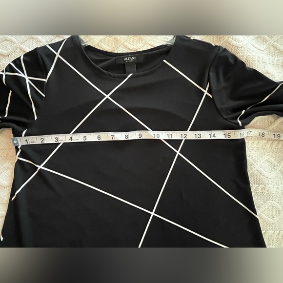 Alfani Black and White Graphic 3/4 Sleeve Tunic Style Petite Small - Picture 10 of 10